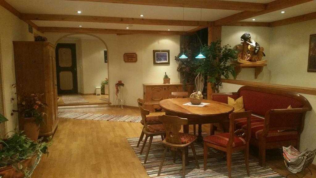 Gasthof - Restaurant Loecker ラートシュタット エクステリア 写真