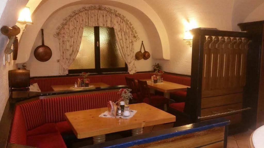 Gasthof - Restaurant Loecker ラートシュタット エクステリア 写真