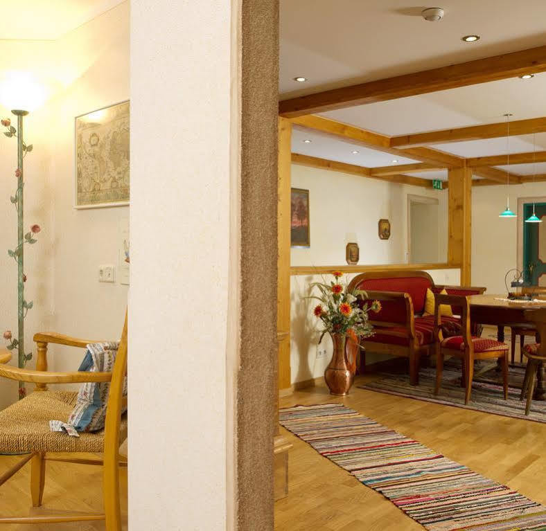Gasthof - Restaurant Loecker ラートシュタット エクステリア 写真