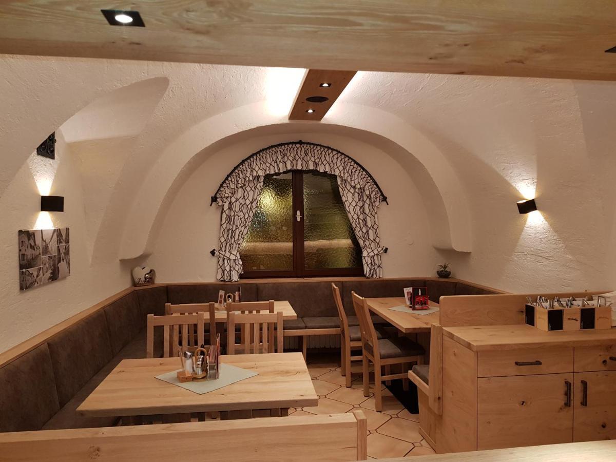 Gasthof - Restaurant Loecker ラートシュタット エクステリア 写真