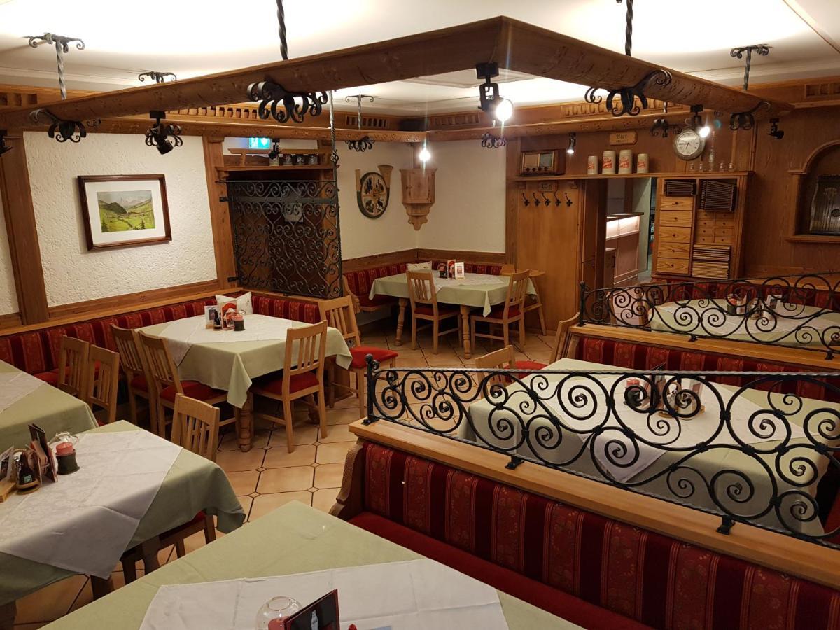 Gasthof - Restaurant Loecker ラートシュタット エクステリア 写真