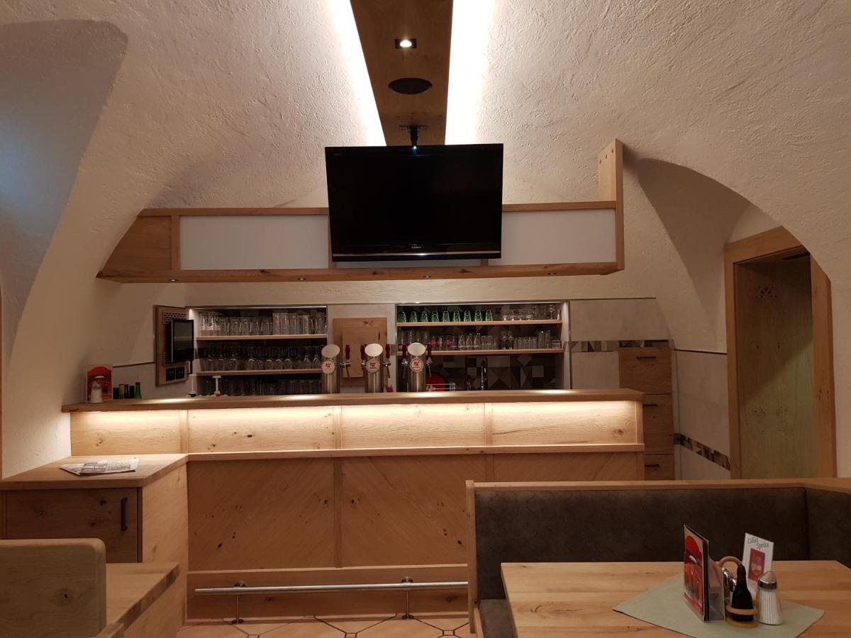 Gasthof - Restaurant Loecker ラートシュタット エクステリア 写真