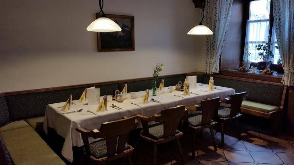 Gasthof - Restaurant Loecker ラートシュタット エクステリア 写真