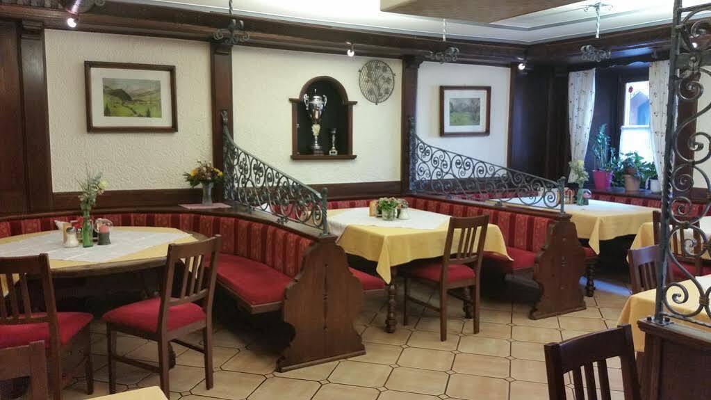 Gasthof - Restaurant Loecker ラートシュタット エクステリア 写真
